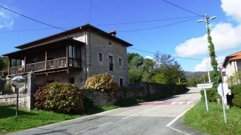 Desvío a la localidad de Ogarrio, en Ruesga. R.A.