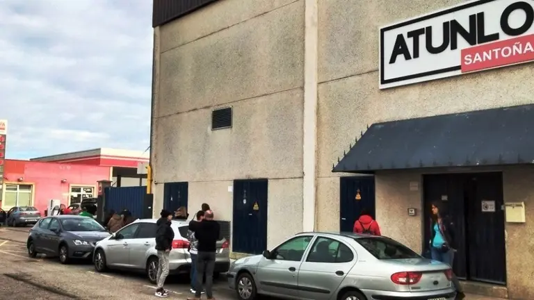 Trabajadores fuera de la empresa Atunlo, en Santo&ntilde;a. R.A.