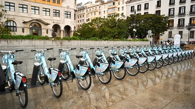 Las bicicletas en la Plaza Alfonso XIII.