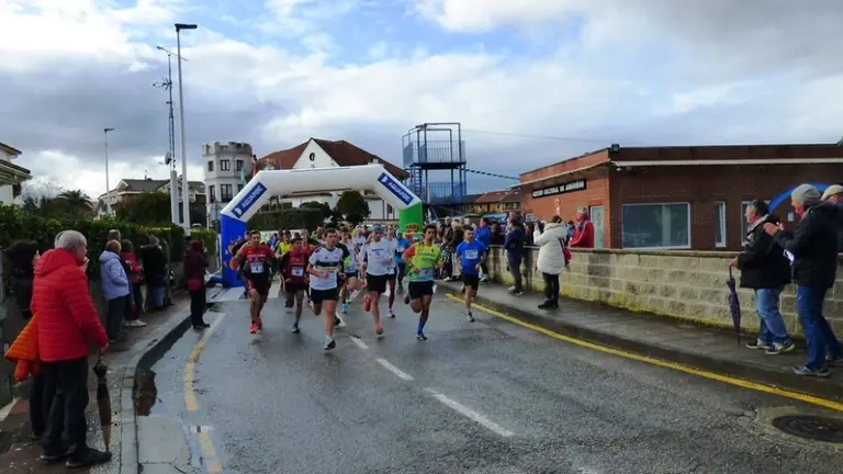 Los atletas en categoría senior en la salida. R.A.