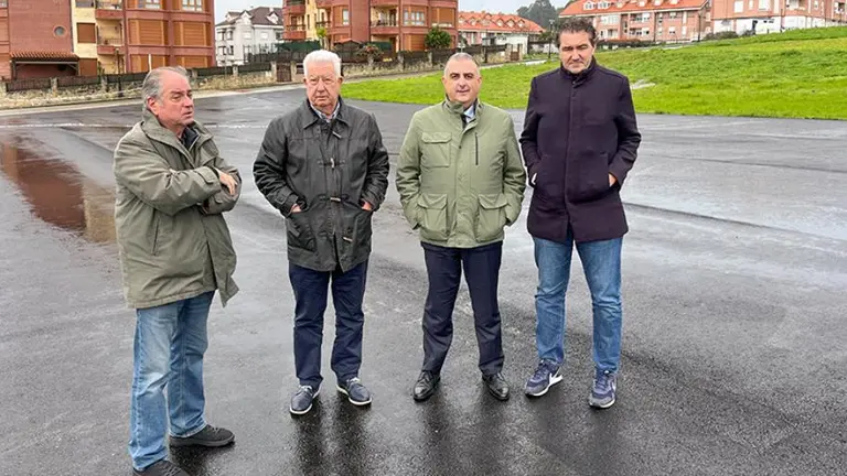 Los políticos visitan las obras en Meruelo.