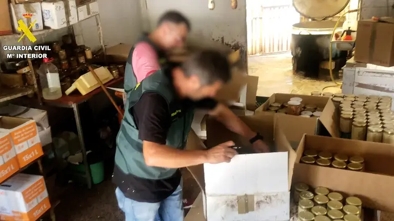 Incautado por los agentes los lotes de conservas.