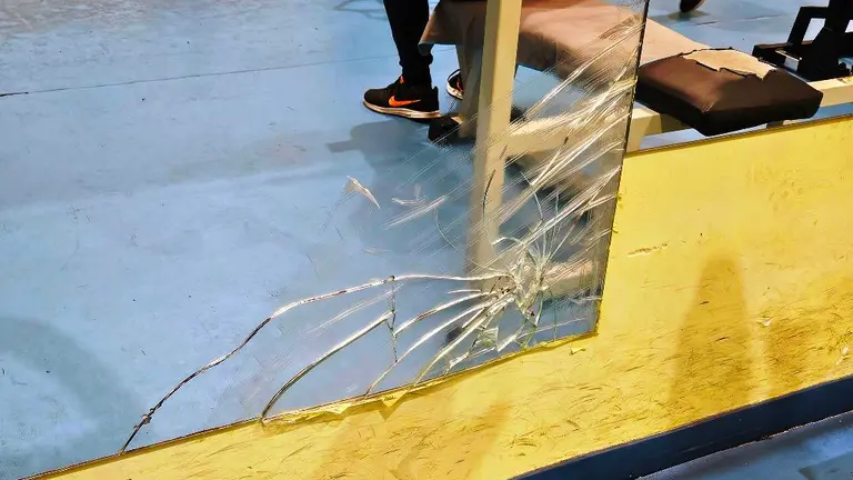 Espejo roto en el gimnasio de Santoña. Iban Ortiz (Facebook)