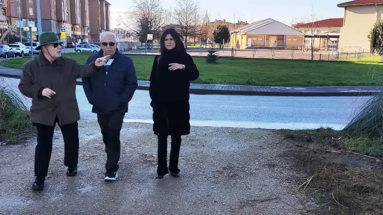 La concejala visita el sendero con los vecinos de Peñacastillo, en Santander.