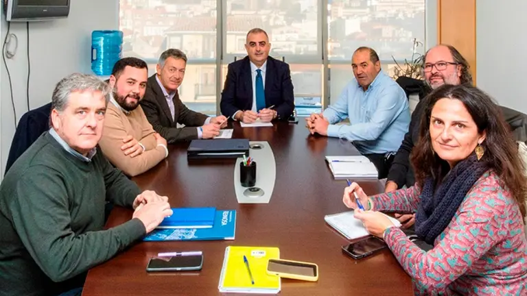 El consejero de Fomento, Ordenación del Territorio y Medio Ambiente, Roberto Media, recibe al alcalde de Campoo de Enmedio, Pedro Manuel Martínez.