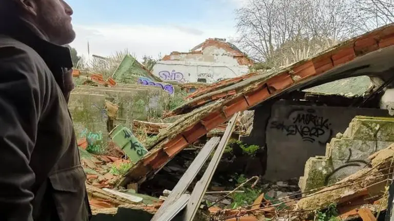 El portavoz del PRC, Felipe Piña, junto a las ruinas de La Remonta.