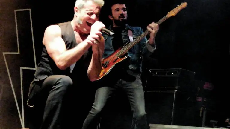 Tarque sobre el escenario.