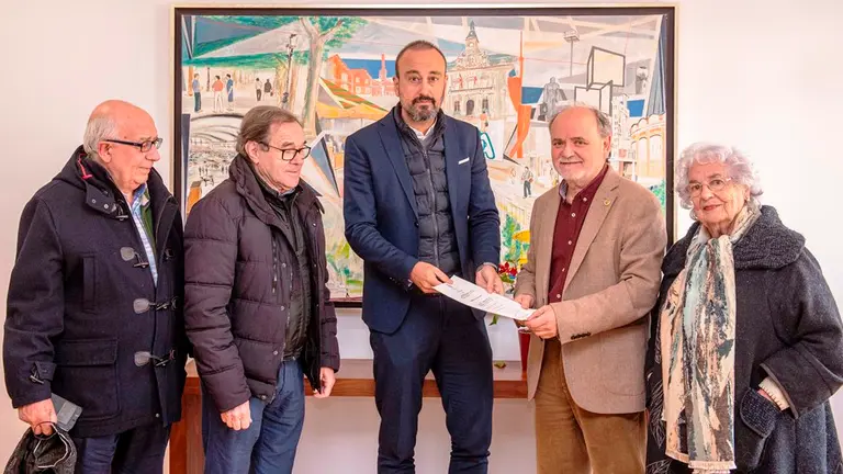 El alcalde entregó la aceptación de Sus Majestades.