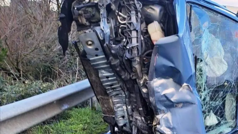 Estado de uno de los vehículos en el accidente. Whatsapp