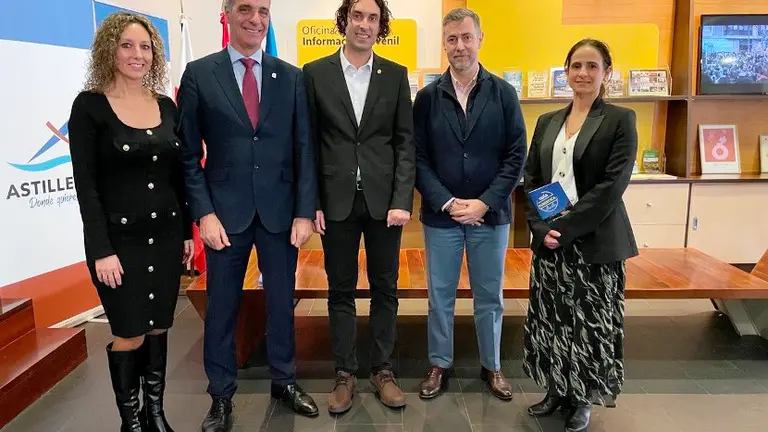 Un momento de la inauguración de la Oficina Turismo.