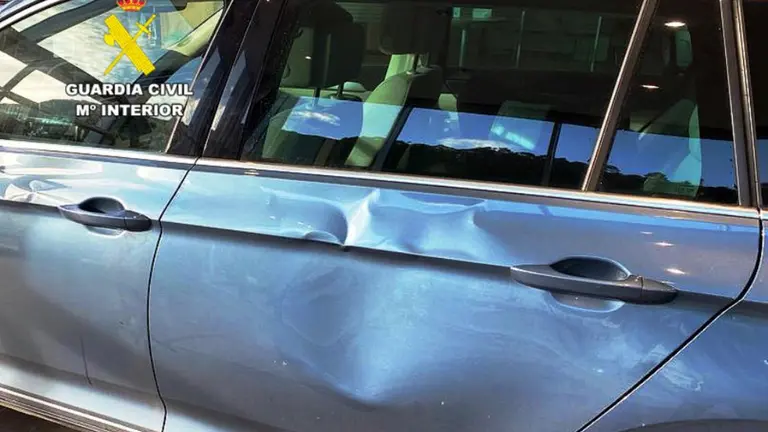 Uno de los vehículos dañado.