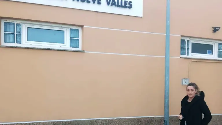 La portavoz de Vox junto al instituto de Reocín.