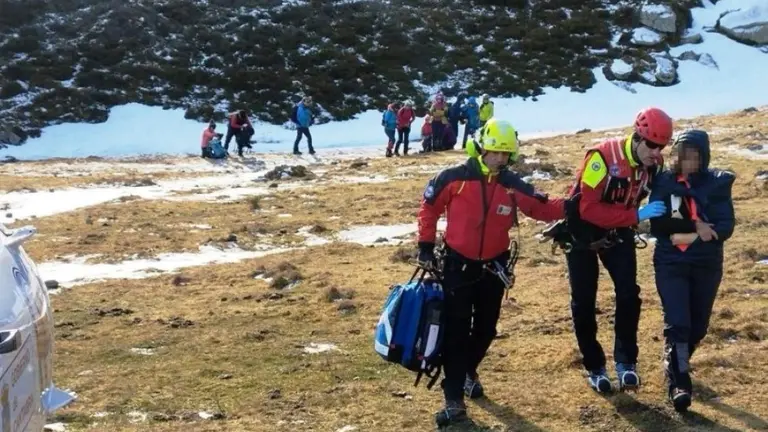 Un momento del rescate a la mujer de 66 a&ntilde;os.