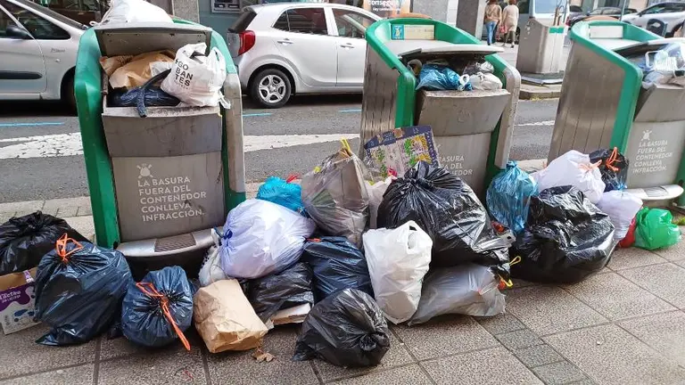 Contenedores de basura en la calle Castilla-Hermida.