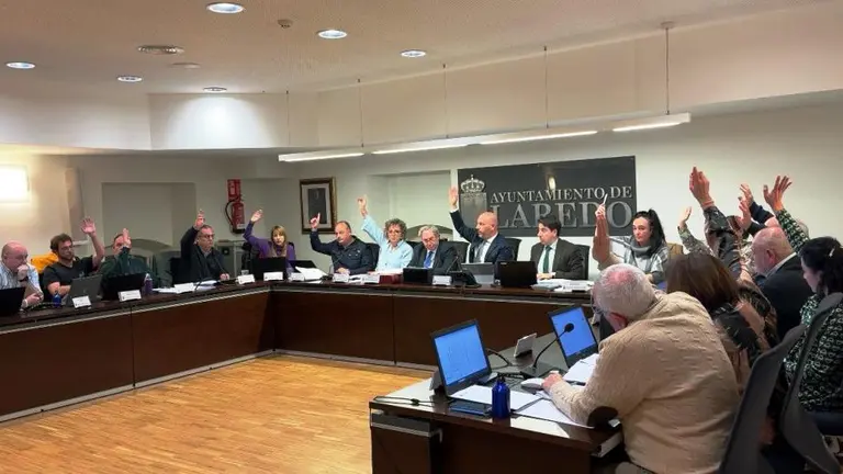 Concejales en el Pleno de Laredo.
