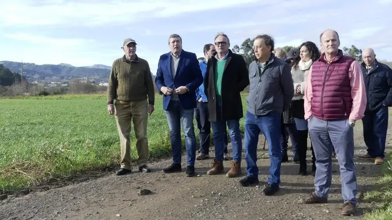 Las autoridades políticas en Carasa, en Voto.