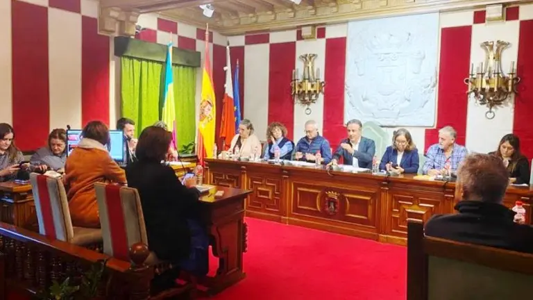 Los concejales en el Pleno de Camargo.