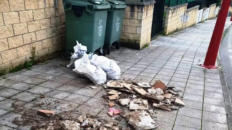 Residuos en la acera en Ampuero.