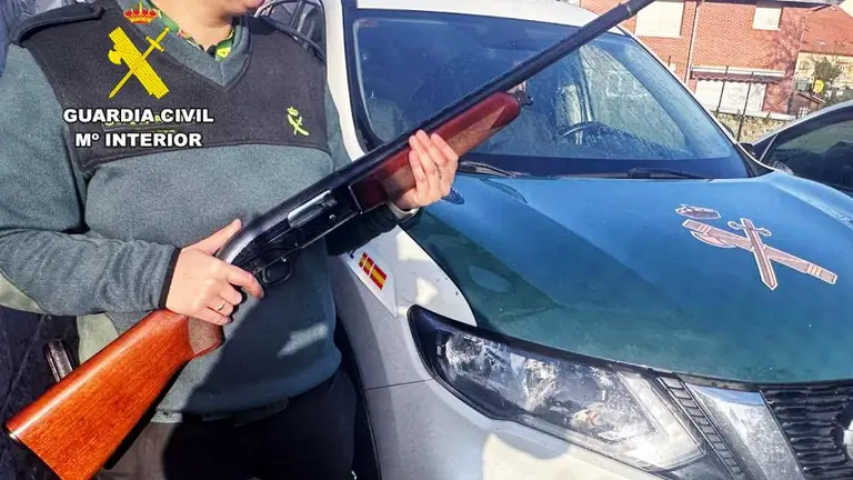 Escopeta incautada al cazador en Pámanes.