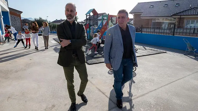 Las autoridades políticas visitan el centro escolar. de Argoños.