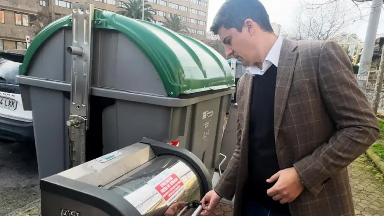 El portavoz Daniel Fernández observa los contenedores soterrados.