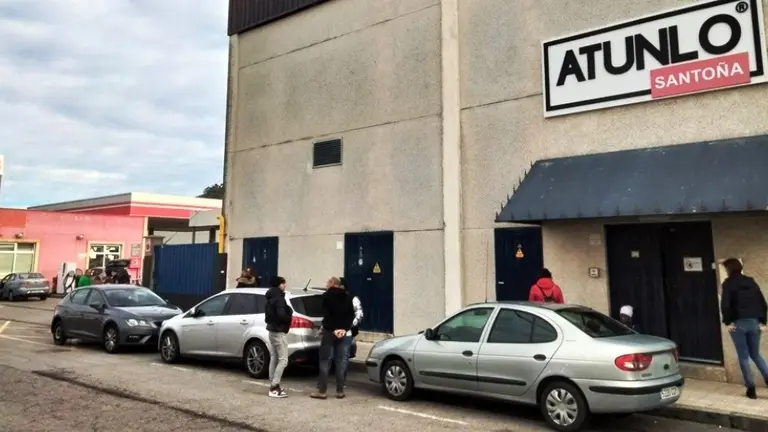 Trabajadores fuera de la empresa Atunlo en Santo&ntilde;a. R.A.