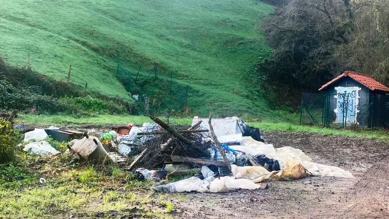 Vertedero en Ampuero.