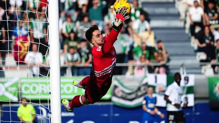 El portero visitante evitó el empate del Amorebieta.