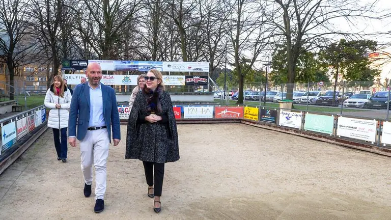 Las autoridades pol&iacute;ticas visitan la bolera de Laredo.
