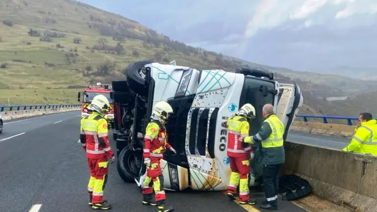 Camión en la autovía volcado.