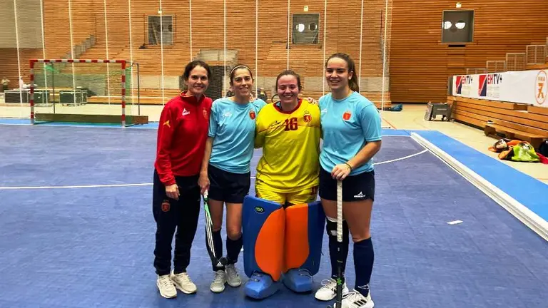 Jugadoras y seleccionadora.