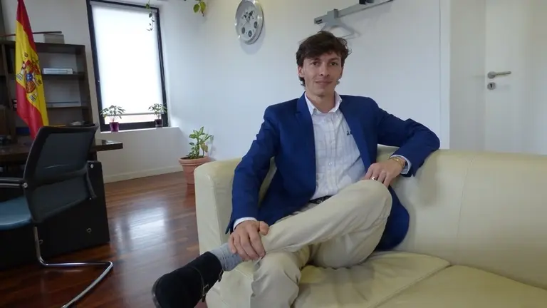 El alcalde de Castañeda, Marcos García (PP), en su despacho. R.A.