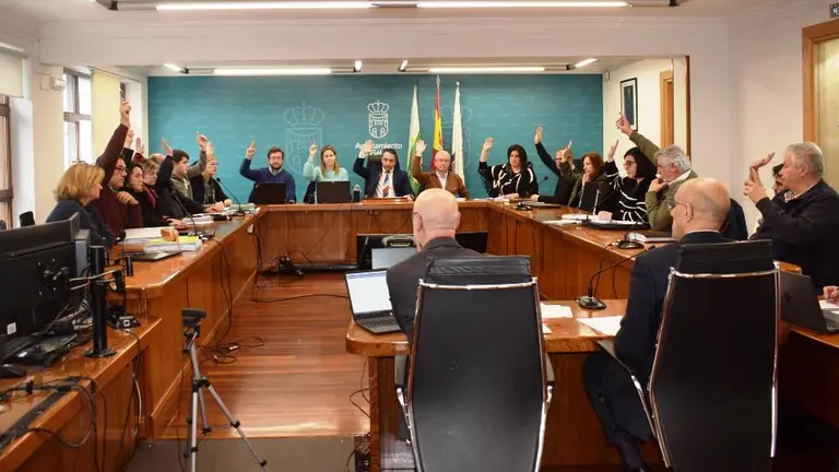 Los concejales en el salón de sesiones de Piélagos.