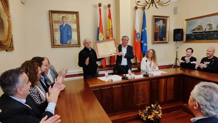 Un momento del acto en el salón de Plenos de Suances.