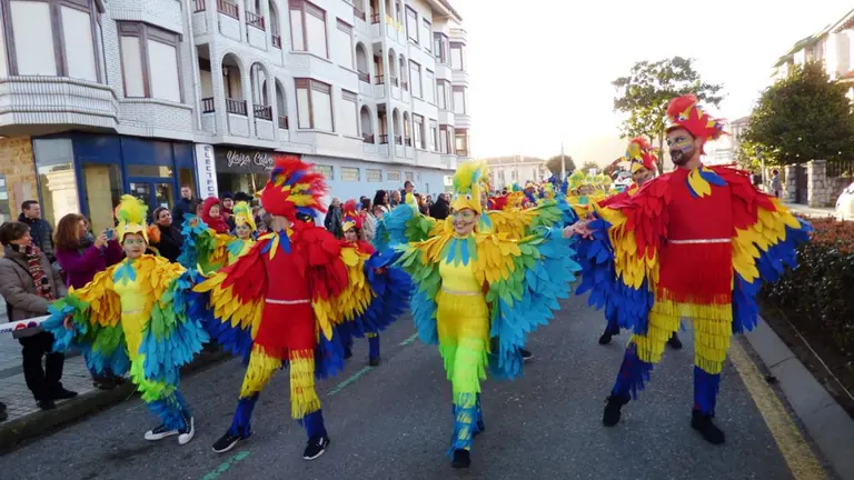 El grupo de loros en el momento del desfile de Noja. R.A.