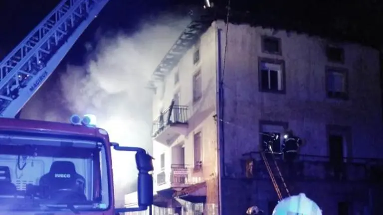 Un momento del incendio en Colindres.