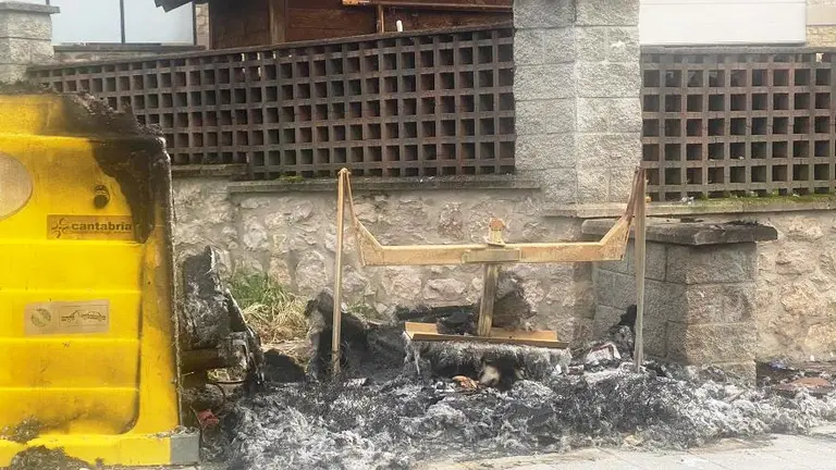 Contenedores quemados en Ampuero.