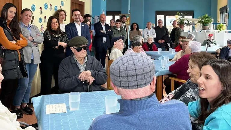 Un momento de la jornada de convivencia en el Centro de D&iacute;a de Colindres.