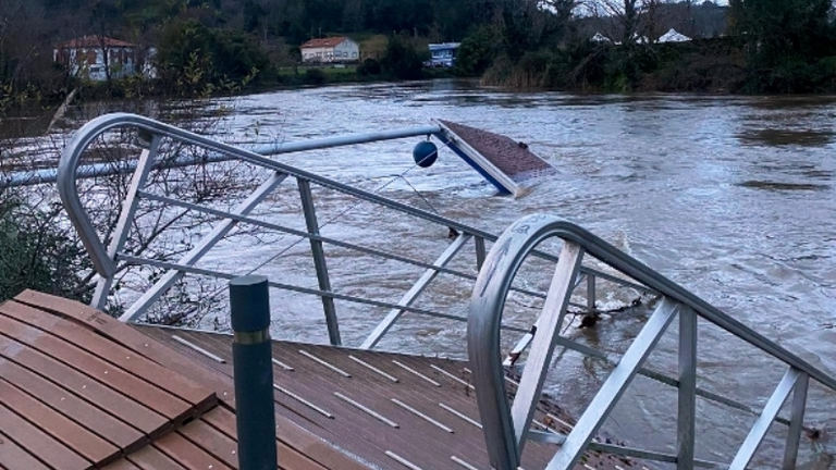 Estado del pantalán con la riada.