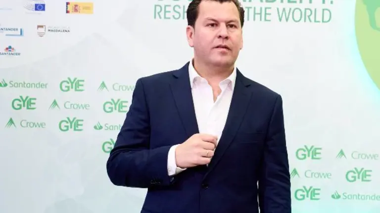 Jacobo Pombo en un Foro en Santander.