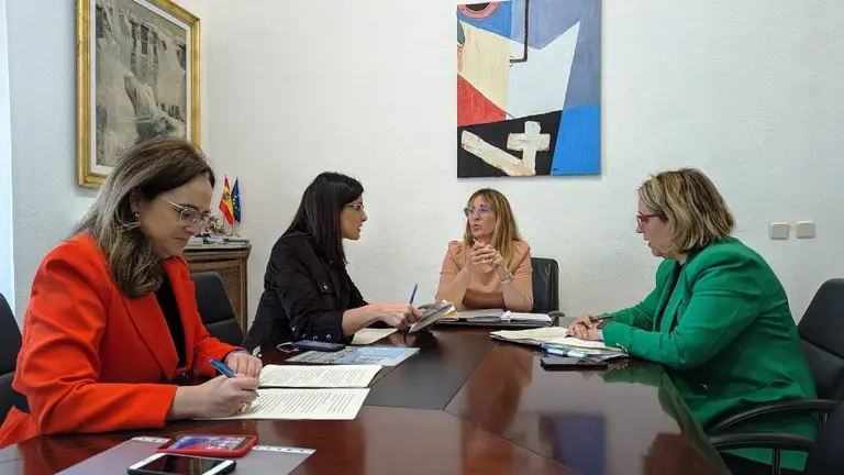 Reunión entre la delegada del Gobierno, Eugenia Gómez de Diego, y la alcaldesa de Santander, Gema Igual.