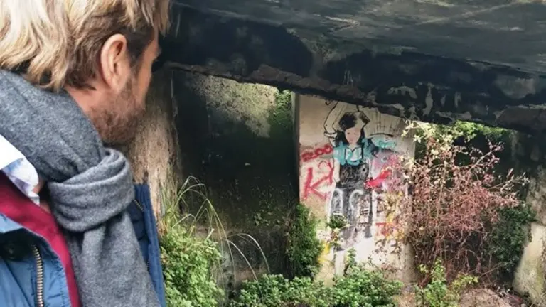 El edil regionalista, Felipe Piña, en el lavadero.