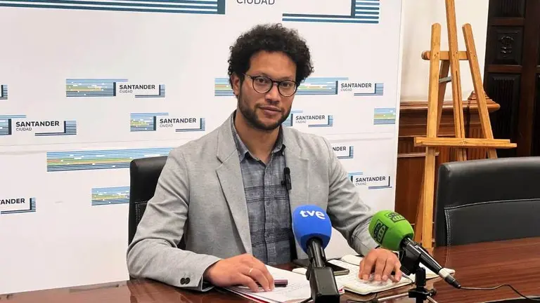 El concejal de IU-Podemos, Keruin Martínez, en rueda de prensa.