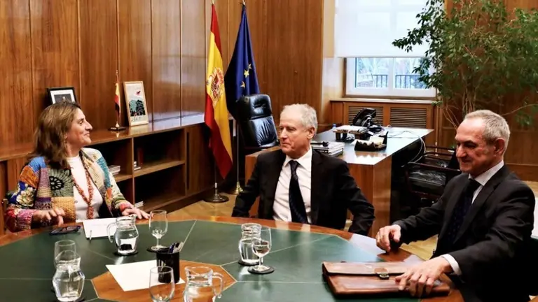Reunión entre la ministra y el consejero de Industria de Cantabria.