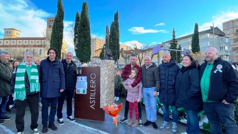 Un momento del descubrimiento del busto a Manolo Preciado.