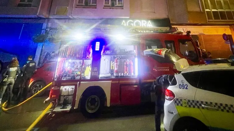 Los Bomberos en el incendio en Santander.