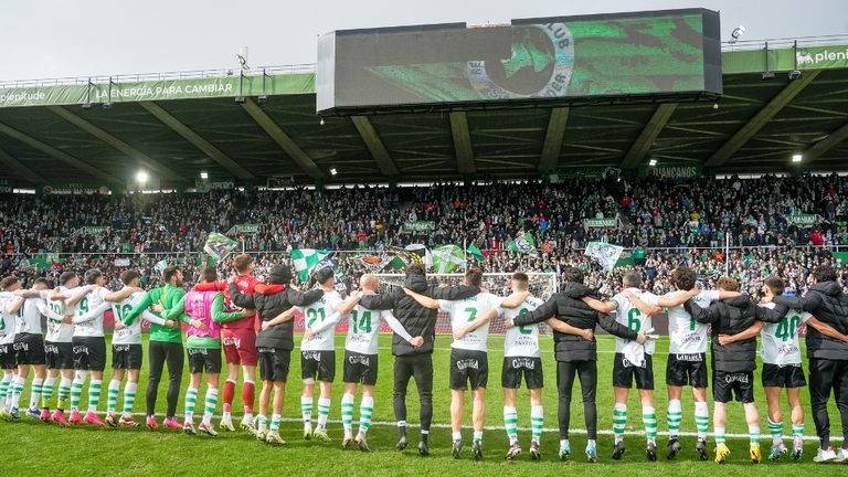 El equipo celebró la victoria con la afición.