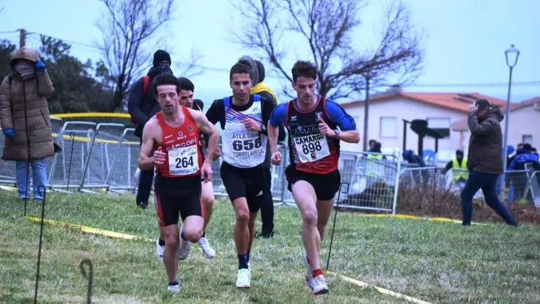 Los atletas en plena competición.
