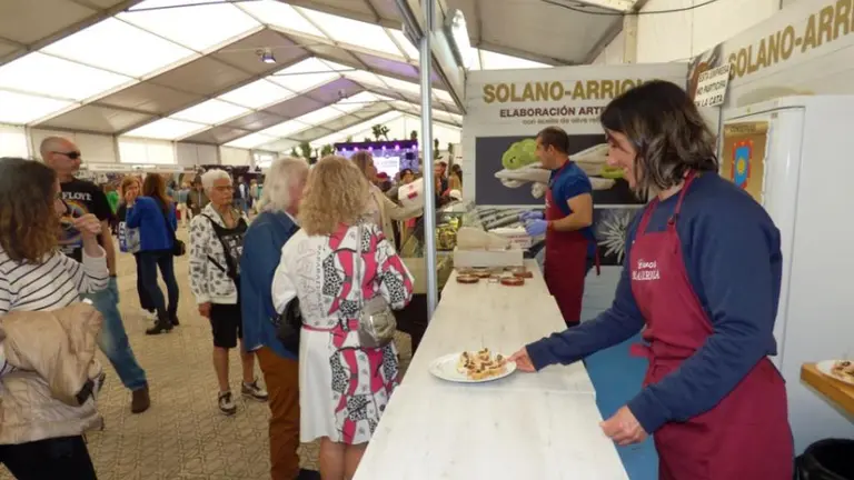 Expositor de conservas en la Feria de la Anchoa. R.A.