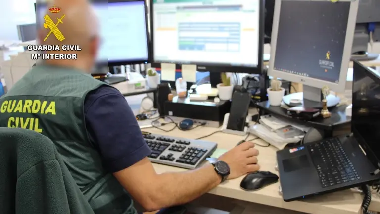Agente de la Guardia Civil investiga estafas por Internet
